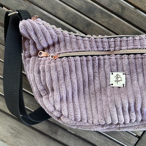 Félhold alakú puha kord táska - táska & tok - kézitáska & válltáska - vállon átvethető táska - Meska.hu