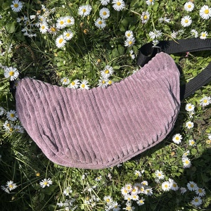 Félhold alakú puha kord táska - táska & tok - kézitáska & válltáska - vállon átvethető táska - Meska.hu