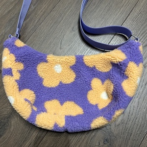 Virágos puha halfmoon táska - táska & tok - kézitáska & válltáska - vállon átvethető táska - Meska.hu