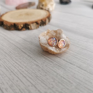 Rózsaszín műgyanta fülbevaló rosegold alapon - NEMESACÉL - ékszer - fülbevaló - pötty fülbevaló - Meska.hu