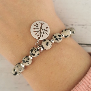 Dalmata jáspis ásványkarkötő nemesacél életfa medállal - ékszer - karkötő - gyöngyös karkötő - Meska.hu