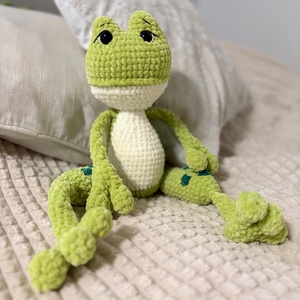 Horgolt béka � hosszú lábú, pihe-puha zsenília amigurumi, 43 cm - Meska.hu