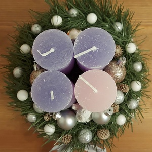 Klasszikus lila rózsaszín adventi kosár - karácsony - adventi díszek - adventi gyertyadíszek és koszorúdíszek - Meska.hu