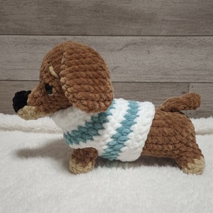 Horgolt plüss tacskó pulcsiban, Játék & Sport, Plüssállat & Játékfigura, Kutya, Horgolás, MESKA