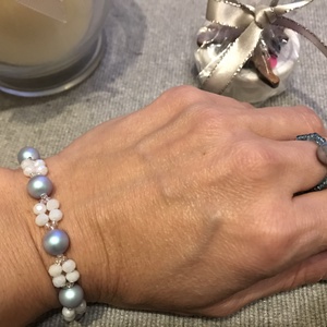 Swarovski  Iridescent Light Blue gyöngy karkötő kék, fehér állítható mérettel - ékszer - karkötő - gyöngyös karkötő - Meska.hu