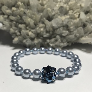 Gyöngy Swarovski Mettalic Blue charmos karkötő világoskék gyönggyel, Ékszer, Karkötő, Ékszerkészítés, Gyöngyfűzés, gyöngyhímzés, Meska