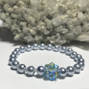 Gyöngy Swarovski Aquamarine AB charmos karkötő világoskék gyönggyel, Ékszer, Karkötő, Gyöngyös karkötő, Ékszerkészítés, Gyöngyfűzés, gyöngyhímzés, Meska