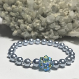 Gyöngy Swarovski Aquamarine AB charmos karkötő világoskék gyönggyel, Ékszer, Karkötő, Gyöngyös karkötő, Ékszerkészítés, Gyöngyfűzés, gyöngyhímzés, MESKA