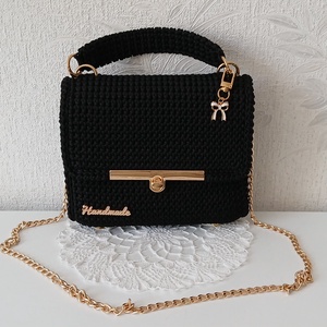 Saját készítésű horgolt táska, Táska & Tok, Kézitáska & válltáska, Kézitáska, Horgolás, Fekete 2 mm-es műszálas zsinórfonalból készült.
A táskatest és oldalfala merevítéssel erősítést kap..., MESKA