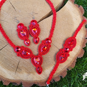  Tulipános kincsesláda piros kézműves menyecske sujtás ékszerszett karkötővel - Meska.hu