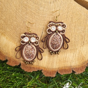 Bagoly kézműves sujtás fülbevaló, Ékszer, Fülbevaló, Lógó fülbevaló, Gyöngyfűzés, gyöngyhímzés, Varrás, MESKA