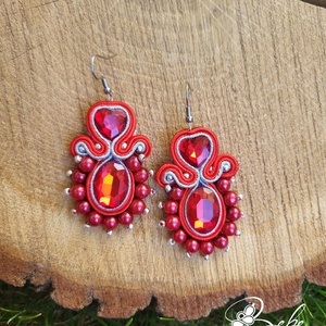 Hearts piros kézműves sujtás fülbevaló, Ékszer, Fülbevaló, Lógó fülbevaló, Gyöngyfűzés, gyöngyhímzés, Varrás, MESKA