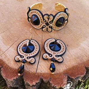 Omega fekete-arany-bézs gyöngyözött kézműves sujtás ékszerszett fülbevaló, nyakék és karperec - ékszer - ékszerszett - Meska.hu