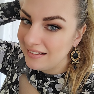 Omega fekete-arany-bézs gyöngyözött kézműves sujtás ékszerszett fülbevaló, nyakék és karperec - ékszer - ékszerszett - Meska.hu