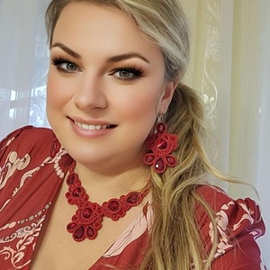 Bordó udvarhölgy éke kézműves sujtás fülbevaló és nyakék szett - ékszer - ékszerszett - Meska.hu