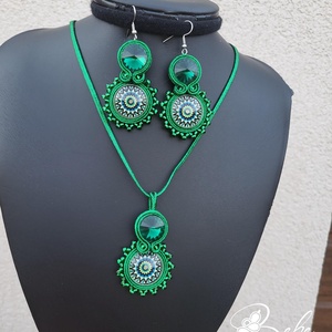 Smaragd mandala gyöngycsipkézett kézműves sujtás fülbevaló és nyaklánc szett - ékszer - ékszerszett - Meska.hu