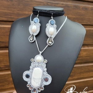 Fehér türkiz, ásványköves és porcelán lencsés kézműves sujtás ékszerszett, Ékszer, Ékszerszett, Gyöngyfűzés, gyöngyhímzés, Varrás, MESKA