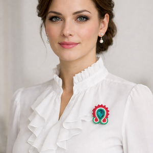 Kokárda csepp gyöngycsipkézett nemzetiszín kézműves sujtás bross - ékszer - kitűző és bross - Meska.hu