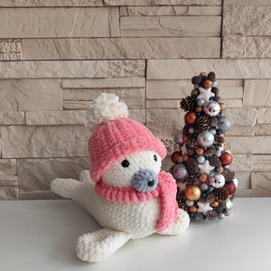 Téli fóka - horgolt plüssfigura levehető sapkával és sállal , Játék & Sport, Plüssállat & Játékfigura, Más figura, Horgolás, MESKA