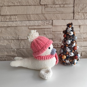 Téli fóka - horgolt plüssfigura levehető sapkával és sállal  - játék & sport - plüssállat & játékfigura - más figura - Meska.hu