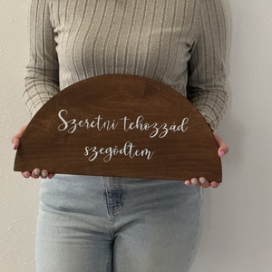 Szeretni tehozzád szegődtem- félkör alakú esküvői tábla, fa dekor, esküvői tábla, fa dekoráció, Esküvő, Dekoráció, Tábla & Jelzés, Famegmunkálás, MESKA