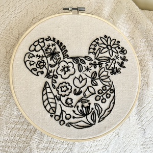 Mickey egér virágokkal hímzés keretben, Művészet, Textilkép, Egyéb, Hímzés, MESKA