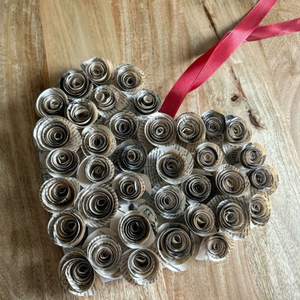 Szív alakú kopogtató, papír virág, örökrózsa, könyv, könyvlap, Otthon & Életmód, Dekoráció, Ajtó- és ablak dekoráció, Ajtódísz & Kopogtató, Papírművészet, MESKA
