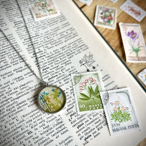 Régi vintage bélyeg nyaklánc kék virág virágos, Ékszer, Nyaklánc, Medálos nyaklánc, Papírművészet, Ékszerkészítés, MESKA