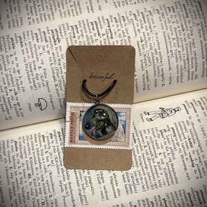 Régi vintage bélyeg nyaklánc kutya kutyás, Ékszer, Nyaklánc, Medálos nyaklánc, Papírművészet, Ékszerkészítés, MESKA