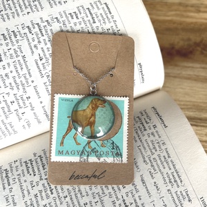 Régi vintage bélyeg nyaklánc vizsla kutya kutyás, Ékszer, Nyaklánc, Medálos nyaklánc, Papírművészet, Ékszerkészítés, MESKA