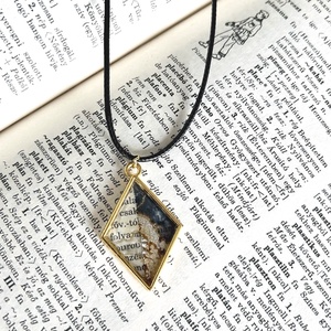 Könyvalpos nyaklánc, Ékszer, Nyaklánc, Medálos nyaklánc, Papírművészet, Ékszerkészítés, MESKA