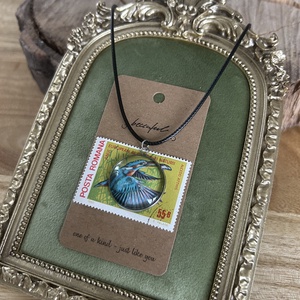 Bélyegből készült madaras nyaklánc kolibri, Ékszer, Nyaklánc, Medálos nyaklánc, Papírművészet, Ékszerkészítés, MESKA