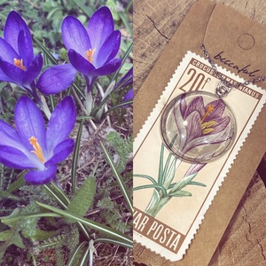 Régi vintage bélyeg nyaklánc virág virágos lila krókusz, Ékszer, Nyaklánc, Medálos nyaklánc, Papírművészet, Ékszerkészítés, MESKA