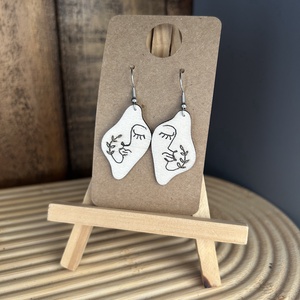 Női arc fa fülbevaló minimalista, Ékszer, Fülbevaló, Lógó fülbevaló, Ékszerkészítés, Famegmunkálás, MESKA