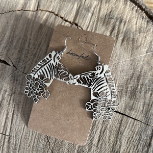 Zebra fa fülbevaló virágos - Meska.hu