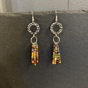 Színes gyöngyös hosszú lógós ezüst színű fülbevaló - Meska.hu