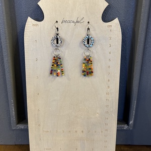 Színes gyöngyös hosszú lógós ezüst színű fülbevaló - ékszer - fülbevaló - lógó fülbevaló - Meska.hu