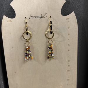 Színes gyöngyös hosszú lógós arany színű fülbevaló - ékszer - fülbevaló - lógó fülbevaló - Meska.hu