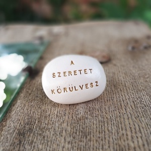 A SZERETET KÖRÜLVESZ - Varázskavics arany - Meska.hu