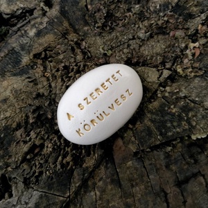 A SZERETET KÖRÜLVESZ - Varázskavics arany -  - Meska.hu