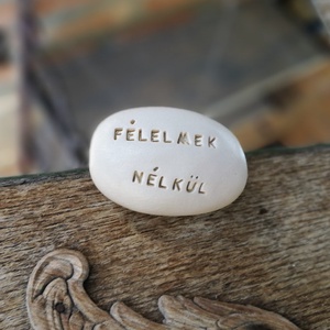 FÉLELMEK NÉLKÜL - Varázskavics arany - Meska.hu