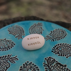 MINDEN SIKERÜL - Kerámia Varázskavics üzenettel, motivációs felirattal - esküvő - emlék & ajándék - köszönőajándék - Meska.hu
