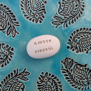 MINDEN SIKERÜL - Kerámia Varázskavics üzenettel, motivációs felirattal, Esküvő, Emlék & Ajándék, Köszönőajándék, , MESKA