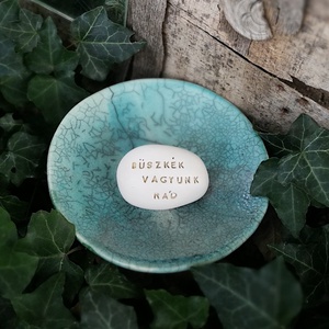 BÜSZKÉK VAGYUNK RÁD - Kerámia Varázskavics üzenettel, motivációs felirattal - esküvő - emlék & ajándék - köszönőajándék - Meska.hu