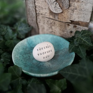 BÜSZKÉK VAGYUNK RÁD - Kerámia Varázskavics üzenettel, motivációs felirattal - esküvő - emlék & ajándék - köszönőajándék - Meska.hu