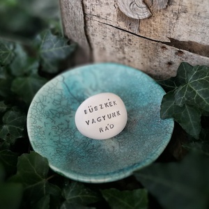 BÜSZKÉK VAGYUNK RÁD - Kerámia Varázskavics üzenettel, motivációs felirattal - esküvő - emlék & ajándék - köszönőajándék - Meska.hu