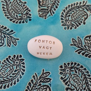 FONTOS VAGY NEKEM - Kerámia Varázskavics üzenettel, motivációs felirattal - esküvő - emlék & ajándék - köszönőajándék - Meska.hu