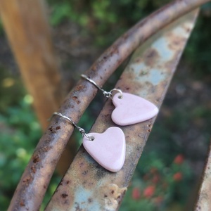 Kerámia fülbevaló, szivecske forma, púder rózsaszín - ékszer - fülbevaló - lógó fülbevaló - Meska.hu