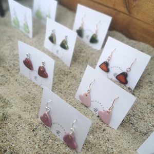 Kerámia fülbevaló, szivecske forma, púder rózsaszín - ékszer - fülbevaló - lógó fülbevaló - Meska.hu