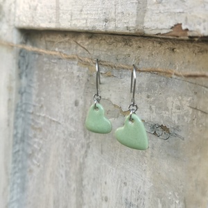 Kerámia fülbevaló, szivecske forma, halvány pisztácia zöld - ékszer - fülbevaló - lógó fülbevaló - Meska.hu